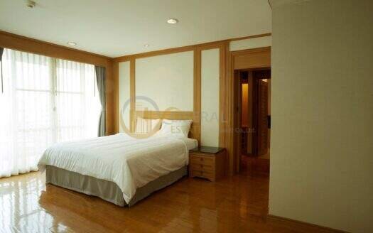 LTH3976 – Condo FOR RENT at Sukhumvit 31 3 beds 3 baths size 300 Sq.M. Nearby BTS Phrom Phong station ONLY 90k/Month