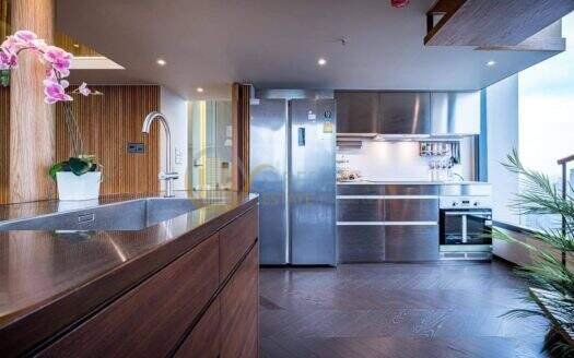 LTH4062 – Duplex Penthouse Type at Asoke FOR RENT 2+1 bed 2 bath size 165 Sq.M. Nearby MRT Sukhumvit station ONLY 180k/Month