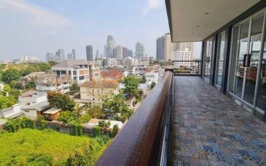LTH4517 – Penthouse FOR RENT in Ekkamai 4 beds 4 baths size 255 Sq.M. Nearby BTS Ekkamai station ONLY 200k/Month