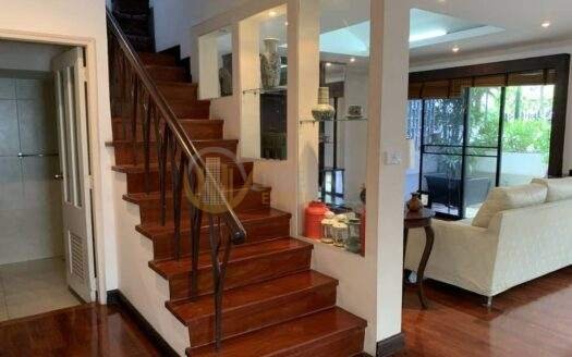 LTH5168 – Townhouse FOR RENT in Phrom Phong 3 beds 3 baths 195 Sq.M. nearby BTS Phrom Phong Station ONLY 60k/Month