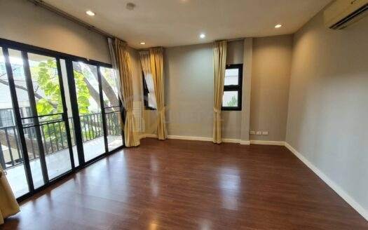 LTH5314 – Townhouse in Compound FOR RENT in Thonglor 4 beds 5 baths size 350 SQ.M. Nearby BTS Thonglor ONLY 110k/Month