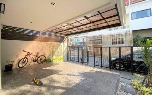 LTHC5335 – Townhome FOR RENT in Ekkamai 3 beds 4 baths size 200 Sq.M. Nearby ฺBTS Ekkamai station ONLY 65k/Month
