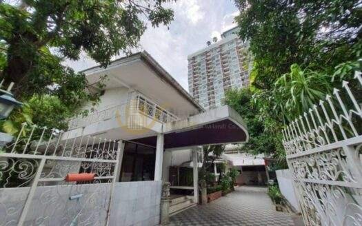 LTH5285 – House FOR RENT in Sathorn 4 beds 3 baths size 500 SQ.M. Nearby BTS Saint Louis Station ONLY 90k/Month