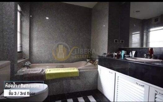 LTH5517 – Townhouse FOR SALE in Phrakhanong 4 beds 4 baths size 300 Sq.M. Near BTS Phrakhanong station ONLY 14.9 MB