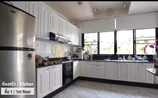 LTH5517 – Townhouse FOR SALE in Phrakhanong 4 beds 4 baths size 300 Sq.M. Near BTS Phrakhanong station ONLY 14.9 MB