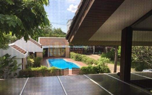 LTHC5452 – Single House with Private Swimming Pool FOR RENT in Phetchaburi Rd 4 beds Size 900 Sq.M. nearby MRT Phetchaburi Station ONLY 180k/Month