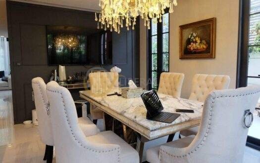 LTH6027 – Townhome FOR RENT in Phrom Phong 4 beds 5 baths size 425 Sq.M. Nearby BTS Phrom Phong station ONLY 250k/Month