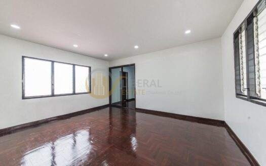 LTH6941 – Townhouse in Ekkamai FOR SALE 7 beds 5 baths Size 430 Sq.M. Near BTS Ekkamai Station ONLY 24.5 MB