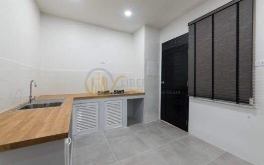 LTH6942 – Townhouse in Ekkamai FOR RENT 7 beds 5 baths Size 430 Sq.M. Near BTS Ekkamai Station ONLY 100k/month