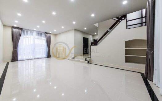 LTH6942 – Townhouse in Ekkamai FOR RENT 7 beds 5 baths Size 430 Sq.M. Near BTS Ekkamai Station ONLY 100k/month