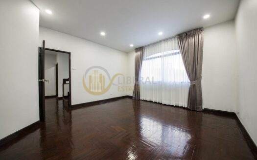 LTH6942 – Townhouse in Ekkamai FOR RENT 7 beds 5 baths Size 430 Sq.M. Near BTS Ekkamai Station ONLY 100k/month