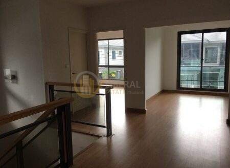 LTHC6957 – House FOR SALE at Pattanakarn 3 beds 4 baths 242 sq.M. Near BTS Bearing station ONLY 18.2 MB