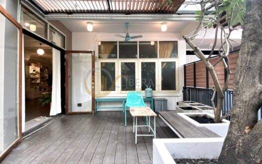 LTH7061 – Vintage Townhouse FOR RENT in Ekkamai 3 beds 2 baths size 165 Sq.M. Nearby BTS Ekkamai station ONLY 65k/Month