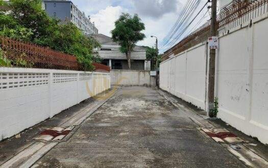 LTH7020 – Fire Sale a single house with big land size 202 Sq.W in Bangjak, only 5 mins on 49.9 MB discount from 57.26 MB Can be both residential and commercial space