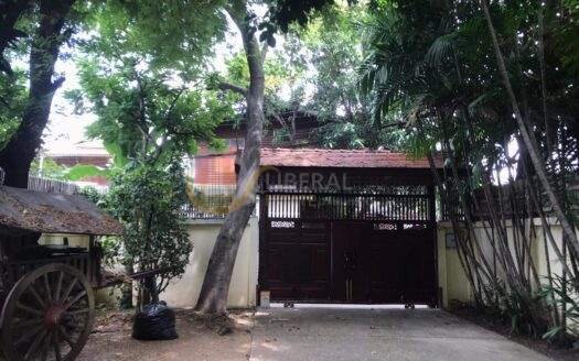 LTHC7032 – Land with 2 Traditional Houses FOR SALE in Onnut 6 beds 7 baths 620 sq.M. Near BTS Onnut station ONLY 46 MB