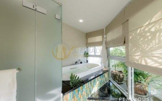 LTH7365– Duplex Penthouse Apartment in Sathorn FOR RENT 6 beds 7 baths size 450 Sq.M.Near BTS Chong Nonsi station ONLY 250k/month