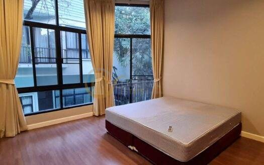 LTH4921 – Townhouse in Compound FOR RENT in Thonglor 4 beds 3 baths size 350 SQ.M. Nearby BTS Thonglor ONLY 120k/Month