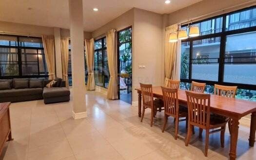 LTH4921 – Townhouse in Compound FOR RENT in Thonglor 4 beds 3 baths size 350 SQ.M. Nearby BTS Thonglor ONLY 120k/Month