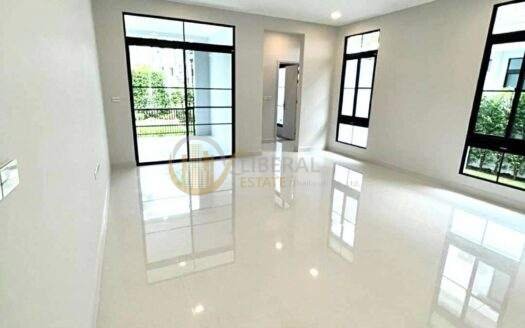 LTHC7245 – House at KRUNGTHEP KREE THA FOR RENT 5 beds 7 baths Size 608 Sq.M. Near ARL Ban Thap Chang Station ONLY 600k/month