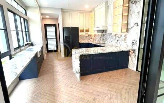 LTHC7245 – House at KRUNGTHEP KREE THA FOR RENT 5 beds 7 baths Size 608 Sq.M. Near ARL Ban Thap Chang Station ONLY 600k/month