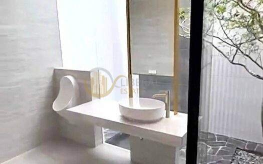 LTHC7245 – House at KRUNGTHEP KREE THA FOR RENT 5 beds 7 baths Size 608 Sq.M. Near ARL Ban Thap Chang Station ONLY 600k/month