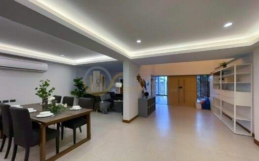 LTH4543 – Newly Renovated Townhouse FOR RENT Thonglor 4 beds 3 baths size 220 Sq.M. Near BTS Thonglor station ONLY 80k/Month