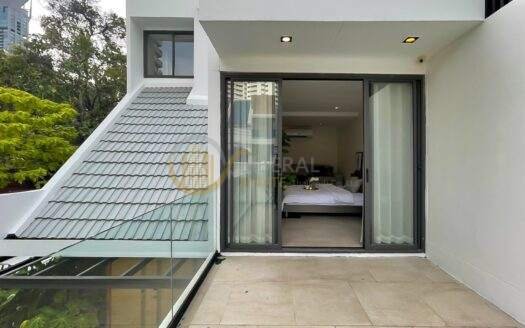 LTH4543 – Newly Renovated Townhouse FOR RENT Thonglor 4 beds 3 baths size 220 Sq.M. Near BTS Thonglor station ONLY 80k/Month