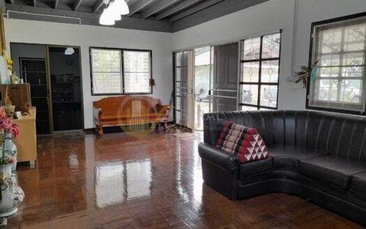 LTH7118RE4 – Fire Sale of a single house with a big land size 202 Sq. W in Bangjak, only 5 mins on 49.9 MB discount from 57.26 MB Can be both residential and commercial space