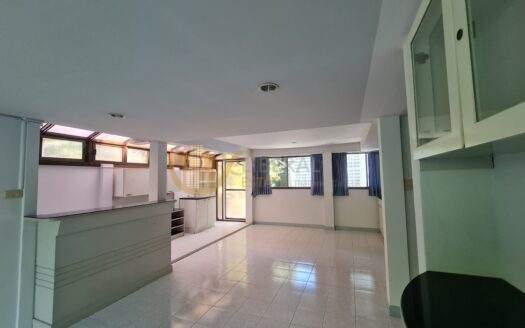 LTH10025 – House in Sukhumvit 71 Suitable For Home Office size 54 sq.w. Near BTS Pra khanong Station PRICE ONLY 17.5 MB