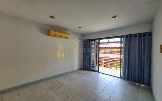 LTH10025 – House in Sukhumvit 71 Suitable For Home Office size 54 sq.w. Near BTS Pra khanong Station PRICE ONLY 17.5 MB