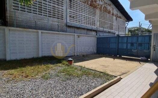 LTH10025 – House in Sukhumvit 71 Suitable For Home Office size 54 sq.w. Near BTS Pra khanong Station PRICE ONLY 17.5 MB