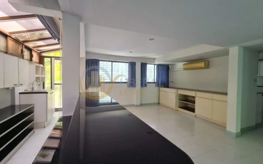 LTH10558– House FOR SALE in Sukhumvit 71 Suitable For Home Office size 54 sq.w. Near BTS Pra khanong Station PRICE ONLY 17.5 MB