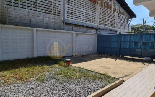 LTH10558– House FOR SALE in Sukhumvit 71 Suitable For Home Office size 54 sq.w. Near BTS Pra khanong Station PRICE ONLY 17.5 MB