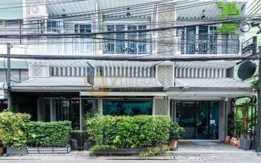 LTHC11342 – Hotel business FOR SALE Size 45 sqw. 180 sqm. 15 rooms 15 baths Near BTS Krung Thonburi Station ONLY 50 MB