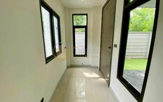 LTH12214 – Home Office For Sale in Sukhumvit 101/1 Size 30 Sq.w 237 Sq.m 3 beds 3 baths Near BTS Udomsuk Station ONLY 7.8 MB