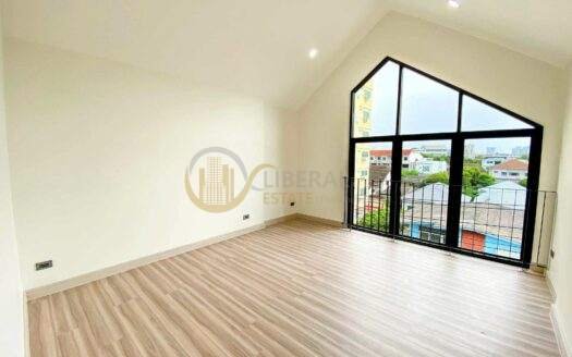 LTH12214 – Home Office For Sale in Sukhumvit 101/1 Size 30 Sq.w 237 Sq.m 3 beds 3 baths Near BTS Udomsuk Station ONLY 7.8 MB