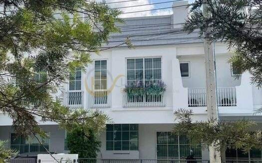 LTH12423 – Villaggio 3 Srinakarin House FOR SALE Size 21 SQ.W 121 SQ.M 3 Beds 3 Baths Near BTS Srinakarin Station ONLY 48.5K/Month