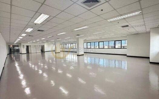 LTH12481 – Office space FOR SALE at Sorachai building Size 83 Sq.m 1 room 1 bath Near BTS Ekkamai Station ONLY 31 MB