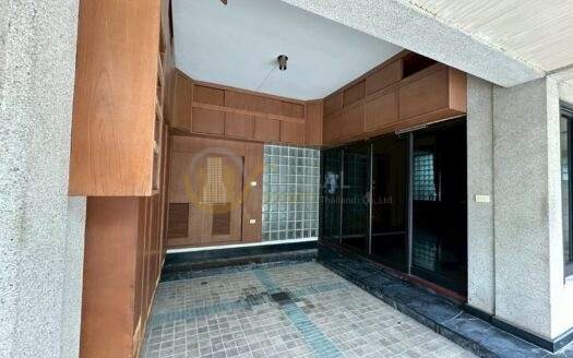 LTH12646 – Townhouse For Rent at Thonglor Size 42 Sqw. 500 Sqm. 5 beds 5 baths Near BTS Thonglor Station ONLY 120K/Month
