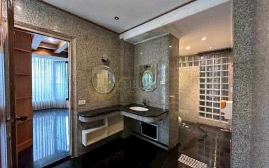 LTH12646 – Townhouse For Rent at Thonglor Size 42 Sqw. 500 Sqm. 5 beds 5 baths Near BTS Thonglor Station ONLY 120K/Month