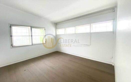 LTHC12974 – House with Land for Rent บ้านพร้อมที่ดินให้เช่า Near BTS Ekkamai เอกมัย Size 200 sqm. 3 beds 3 baths Land 75 sq.wah ONLY 100K/Month