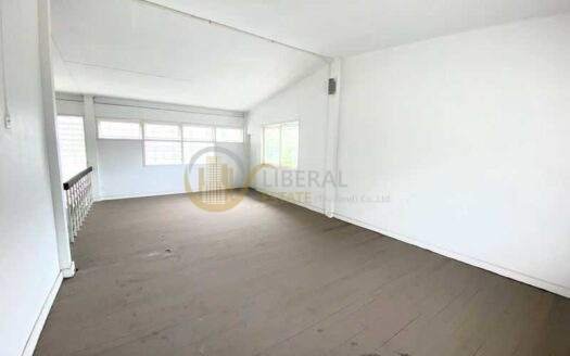 LTHC12974 – House with Land for Rent บ้านพร้อมที่ดินให้เช่า Near BTS Ekkamai เอกมัย Size 200 sqm. 3 beds 3 baths Land 75 sq.wah ONLY 100K/Month