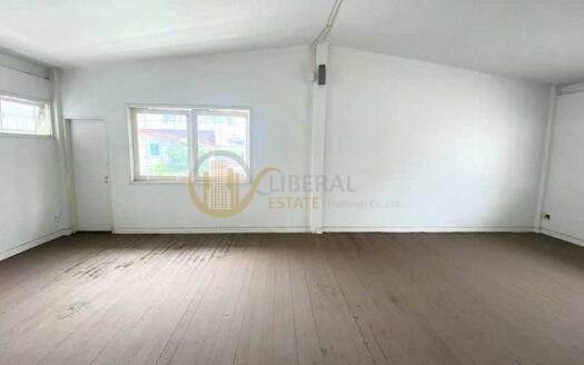 LTHC12974 – House with Land for Rent บ้านพร้อมที่ดินให้เช่า Near BTS Ekkamai เอกมัย Size 200 sqm. 3 beds 3 baths Land 75 sq.wah ONLY 100K/Month