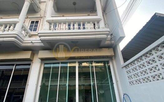 LTH13648 – Townhouse for Rent ทาวน์เฮ้าส์ให้เช่า at Pracharat Bamphen 9 (Huai Khwang) Size — sqm. 3 beds 4 baths Near MRT Huai Khwang ONLY 40K/Month