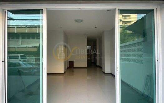 LTH13648 – Townhouse for Rent ทาวน์เฮ้าส์ให้เช่า at Pracharat Bamphen 9 (Huai Khwang) Size — sqm. 3 beds 4 baths Near MRT Huai Khwang ONLY 40K/Month