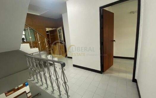 LTH13648 – Townhouse for Rent ทาวน์เฮ้าส์ให้เช่า at Pracharat Bamphen 9 (Huai Khwang) Size — sqm. 3 beds 4 baths Near MRT Huai Khwang ONLY 40K/Month