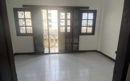LTH13648 – Townhouse for Rent ทาวน์เฮ้าส์ให้เช่า at Pracharat Bamphen 9 (Huai Khwang) Size — sqm. 3 beds 4 baths Near MRT Huai Khwang ONLY 40K/Month