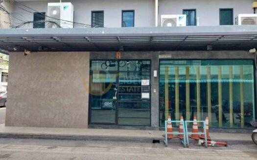 LTH13713 – Home Office for Rent | Charoen Rat 7 | 700 sqm | 5 Rooms 5 Baths | Near BTS Surasak | 75K/Month | โฮมออฟฟิศให้เช่า เจริญราษฎร์ 7