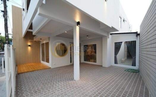 LTHC13718 – Home Office for Rent | Pridi 14 (Sukhumvit 71) | 204 sqm | 3 Beds 3 Baths | 2 Storeys | 90K/Month | โฮมออฟฟิศให้เช่า ปรีดี 14