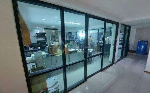 LTH13713 – Home Office for Rent | Charoen Rat 7 | 700 sqm | 5 Rooms 5 Baths | Near BTS Surasak | 75K/Month | โฮมออฟฟิศให้เช่า เจริญราษฎร์ 7